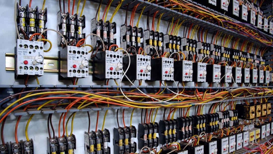 Tablero industrial con relés y cableado de media tensión